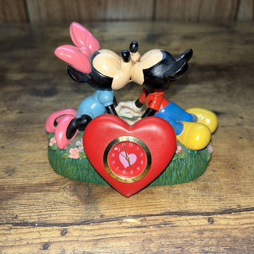 Disney Mickey Minnie Mouse Heart Kissing Desk Clock